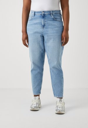 MOM TAPERED - Brīva piegriezuma džinsi - denim light