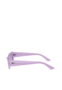 Occhiali da sole viola con finitura lucida, lenti angolari e aste slanciate con un piccolo logo. Design leggero e moderno.