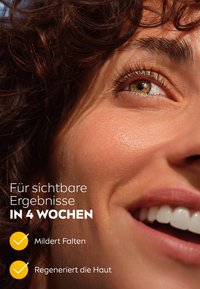 Nahaufnahme eines lächelnden Gesichts mit hellbrauner Haut, lockigem dunklem Haar und strahlenden Augen. Der Text hebt die Vorteile der Hautpflege und die Ergebnisse nach vier Wochen hervor.