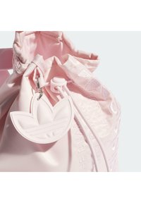 Rosa nylon dragväska med slät textur, som har en framträdande logotypetikett och broderade detaljer längs sidan.