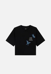 Zwarte cropped t-shirt van katoen met blauwe vlinder- en bloemenborduring, met de tekst "LIVE LOVE UNITE" in het wit gedrukt.
