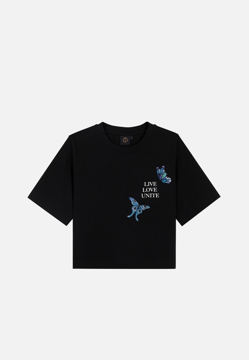 Zwarte cropped t-shirt van katoen met blauwe vlinder- en bloemenborduring, met de tekst "LIVE LOVE UNITE" in het wit gedrukt.