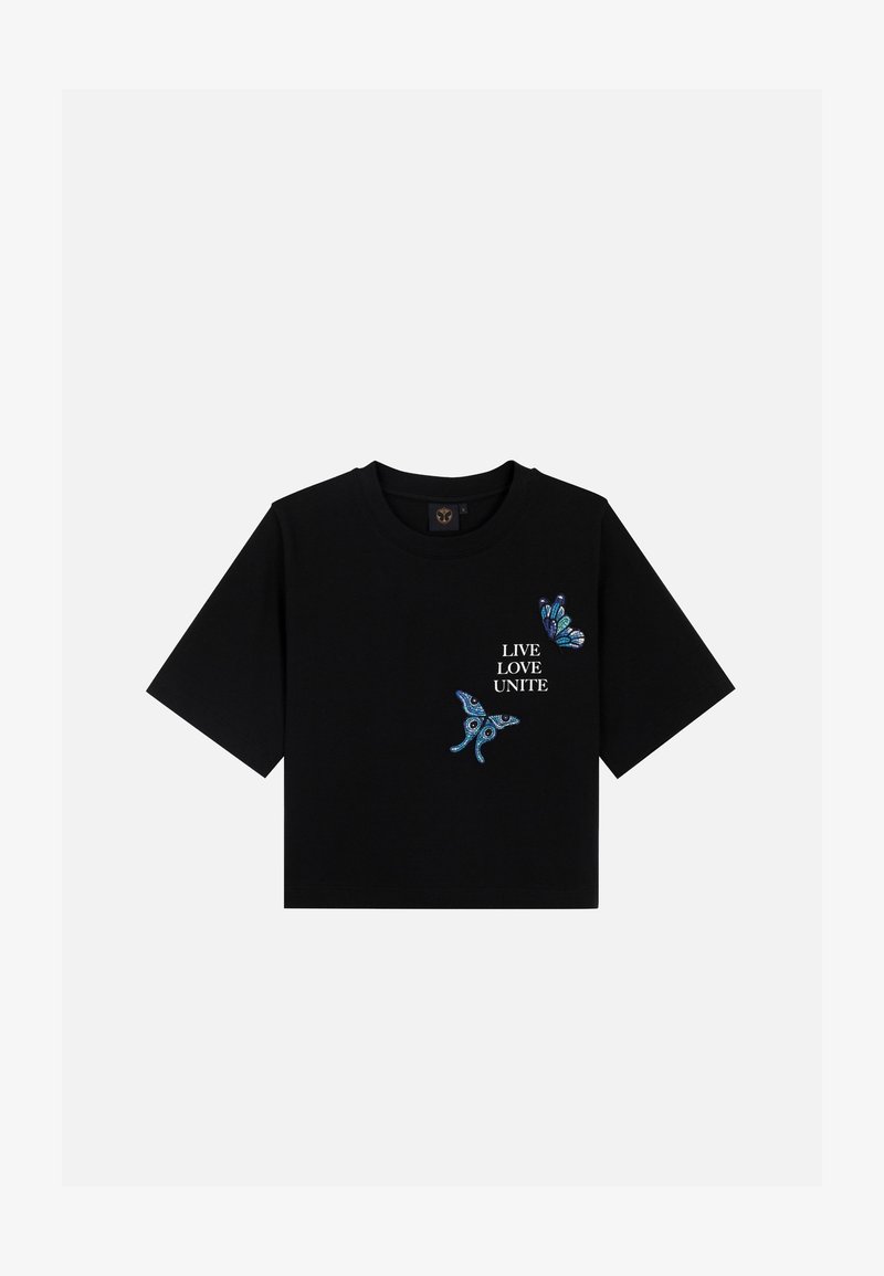 Zwarte cropped t-shirt van katoen met blauwe vlinder- en bloemenborduring, met de tekst "LIVE LOVE UNITE" in het wit gedrukt.