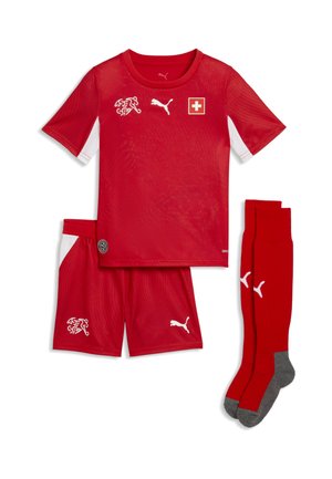 Rødt fodboldsæt med trøje, shorts og strømper, med hvide schweiziske landsholds- og Puma-logoer.