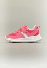 Ροζ αθλητικό παπούτσι με διχτυωτό και συνθετικό υλικό, με ιμάντα με κούμπωμα τύπου hook-and-loop, λευκές λεπτομέρειες και υφή στη σόλα για καλύτερη πρόσφυση.