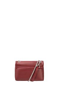 Borsa clutch rossa in pelle con superficie testurizzata, dotata di una tracolla a catena e una tasca con zip frontale. Forma rettangolare compatta.