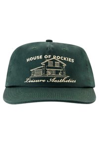 Cappellino da baseball verde scuro con ricamo beige di una casa e la scritta "House of Rockies Leisure Aesthetics" sul pannello frontale.