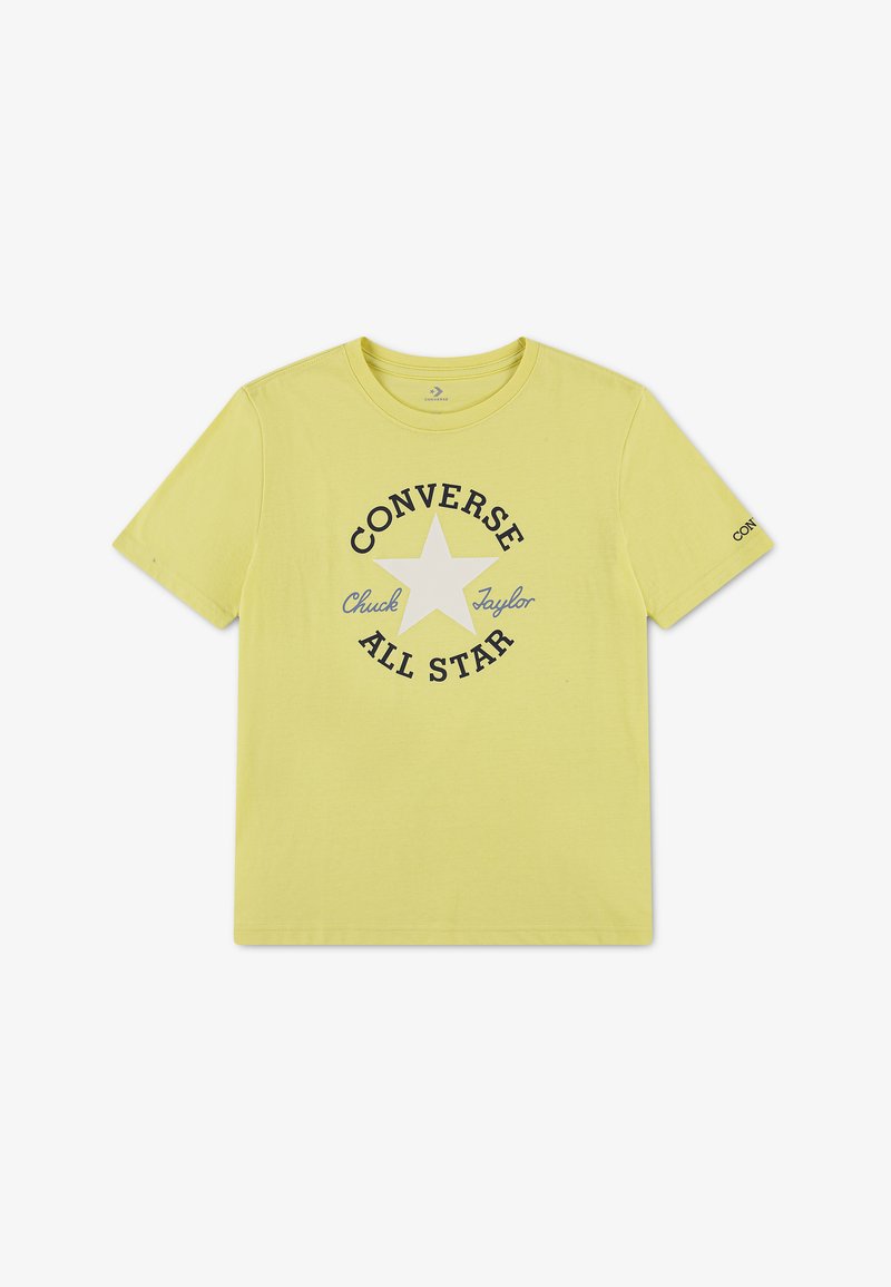 T-shirt jaune à manches courtes avec une étoile blanche et un texte noir indiquant "Converse All Star Chuck Taylor" centré sur le devant.