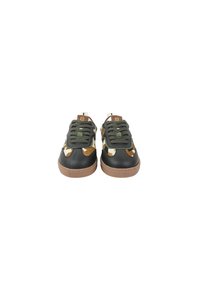 Schwarze und braune Sneaker mit Camouflage-Akzenten, grünen Schnürsenkeln und einer Gummisohle. Verfügt über strukturiertes Leder und ein niedriges Design.