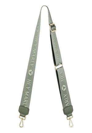 Sangle ajustable grise avec le texte en relief "HEY MARLY" et des accents métalliques dorés. Présente une texture en tissu et des clips métalliques pour l'attache.
