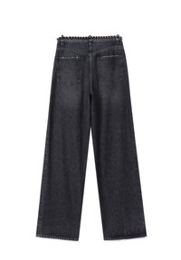 Pantalones vaqueros negros de pierna ancha, confeccionados en denim, con una cintura alta, cinco bolsillos y un dobladillo sin acabar. La vista trasera muestra detalles de costura y textura de la tela.