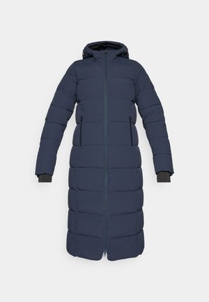 Donkerblauwe gewatteerde jas met capuchon, voorzien van een ritssluiting aan de voorkant, zijzakken en elastische manchetten; gequilt textuur met verticale stiksels.