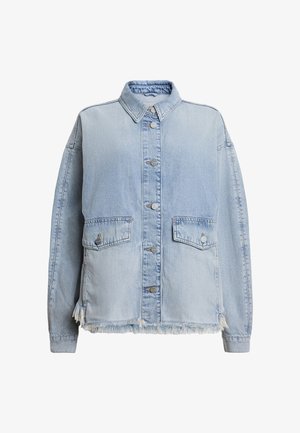 Hellblaues Jeansjacke mit durchgehender Knopfleiste, zwei Vordertaschen und einem fransigen Saum am unteren Ende. Lockere Passform mit Kragen.