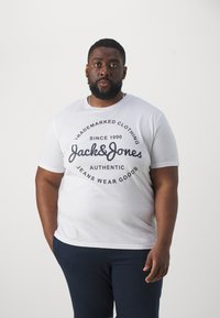 Jack & Jones - JJFOREST TEE CREW NECK - Printtipaita - white Pienoiskuva 1