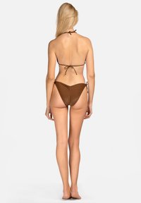 Brązowy bikini w kolorze czekolady z regulowanymi tasiemkami i teksturowanym materiałem. Tył charakteryzuje się krojem brazylijskim z średnim zakryciem.