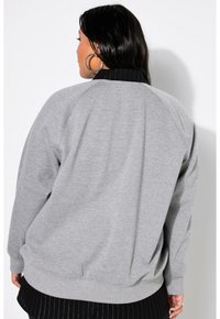 Felpa grigia con colletto a coste nero. Caratterizzata da una vestibilità comoda, una texture morbida e cuciture delle spalle scese per il massimo comfort.