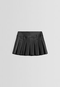 Černá plisovaná sukně vyrobená z umělé kůže, s vysokým pasem a dvěma zdobnými smyčkami vpředu, s hladkým povrchem.