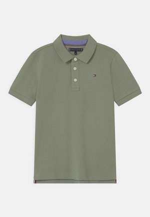 Polo a maniche corte verde oliva con patta a tre bottoni, colletto e piccolo logo Tommy Hilfiger sul petto sinistro.
