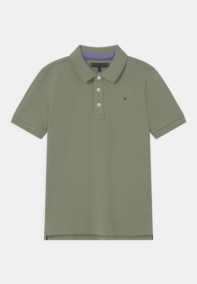 Polo manches courtes vert olive avec une patte de boutonnage à trois boutons, un col et un petit logo Tommy Hilfiger sur la poitrine gauche.