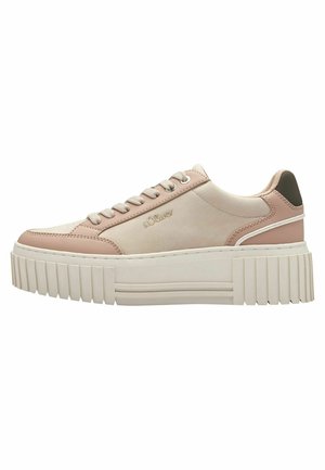 Baskets avec un bout rond, tige en cuir rose clair, semelle épaisse blanche contrastante avec des rainures texturées, et lacets beiges. Détail logo argenté sur le côté.