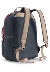 Zaino navy con cinghie texturizzate color sabbia, maniglia superiore e cerniere silver. Presenta accenti rossi a contrasto e cuciture rinforzate.