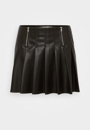 Jupe plissée en cuir noir avec des poches latérales zippées et une texture lisse, au design évasé tombant au-dessus du genou.