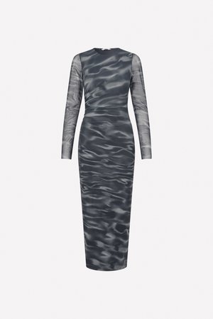 Vestido de manga larga en gris oscuro con un patrón ondulado, que presenta una silueta ajustada y una tela suave y texturizada. Ideal para ocasiones formales.