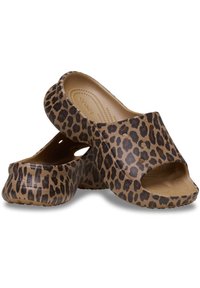 Leopard-Print Clogs aus leichtem Material, mit offenem Zehendesign, rutschfester Sohle und seitlichen Belüftungsöffnungen für Atmungsaktivität.