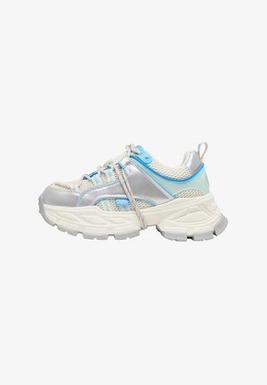 Sneaker robusta bianca e argento con accenti azzurri, tessuto in mesh, suola spessa e lacci beige, vista laterale.