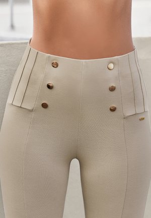 Beige Hochbundhosen mit vorderen Falten, drei goldfarbenen Knöpfen und einer glatten Textur. Entworfen für eine figurbetonte Silhouette.