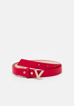 Rode leren riem met gouden V-vormige gesp, opgerold en geplaatst op een witte achtergrond.