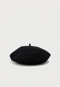 Μαύρο μαλλινό μπερέ καπέλο με μικρή κορυφή, ακουμπισμένο επίπεδα σε μια λευκή επιφάνεια.