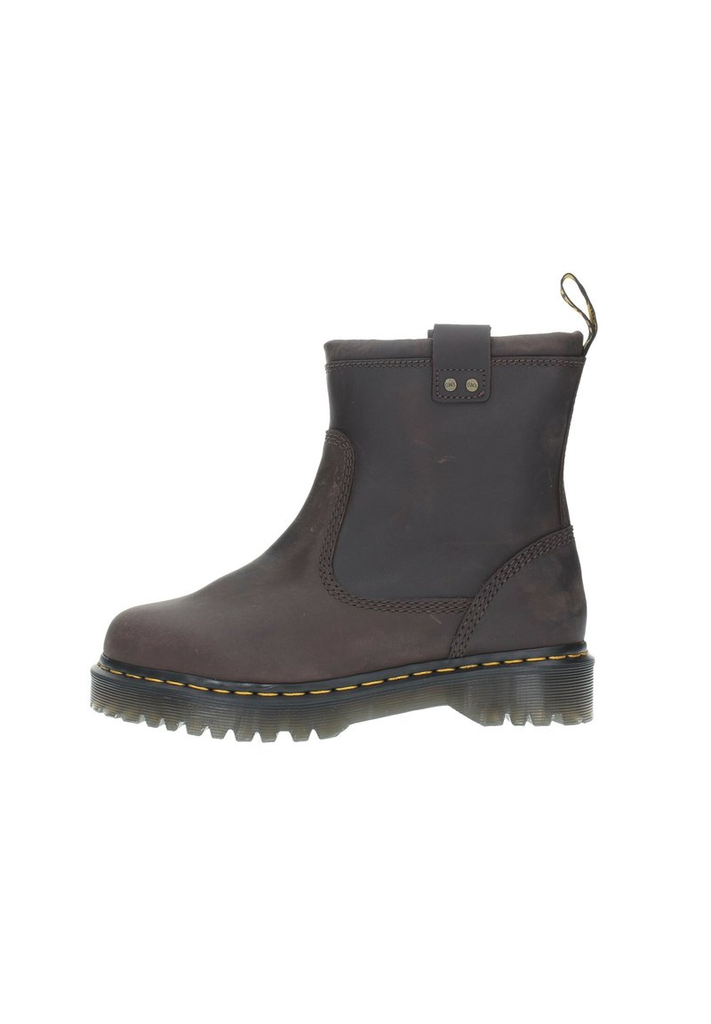 Stivale alla caviglia in pelle marrone con pannelli laterali elasticizzati, linguetta per il tallone, suola texturizzata e robusta, e cuciture gialle lungo il bordo della suola.