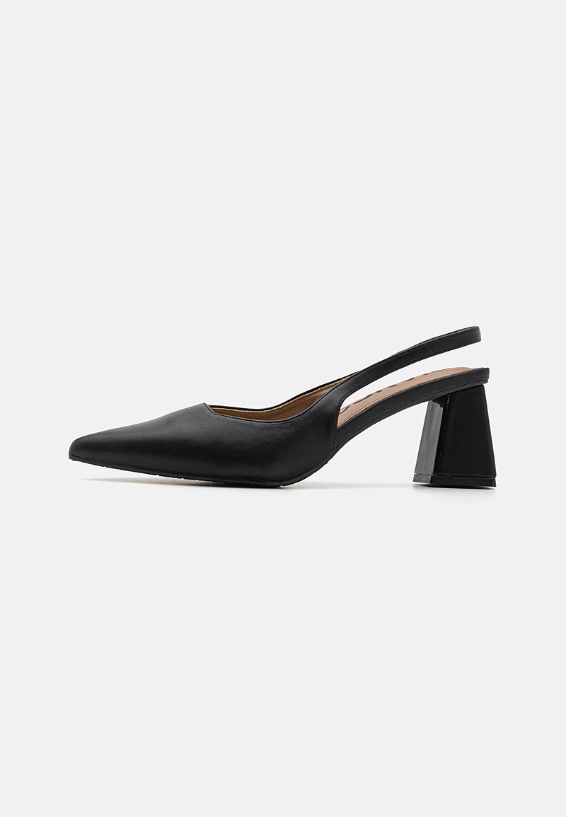 Črne slingback pete s koničastim nosom in teksturiranim usnjem. Imajo geometrijsko blokasto peto za dodatno stabilnost.