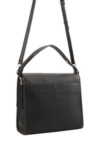 Zwarte leren handtas met een gestructureerd ontwerp, een verstelbare schouderband en twee voorzakken. Glad textuur met minimale hardware accenten.