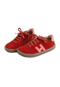 Zapatillas de ante rojo con acentos rosas, diseño con cordones, cremallera lateral y suelas de goma texturizadas. Presentan un logo "H" en el lateral.