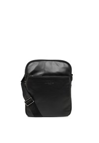 Borsa a tracolla in pelle nera con una texture liscia, forma rettangolare, tasca frontale con zip, tracolla regolabile e branding in rilievo discreto.