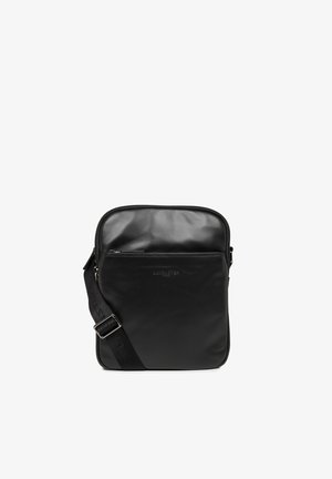 Borsa a tracolla in pelle nera con una texture liscia, forma rettangolare, tasca frontale con zip, tracolla regolabile e branding in rilievo discreto.