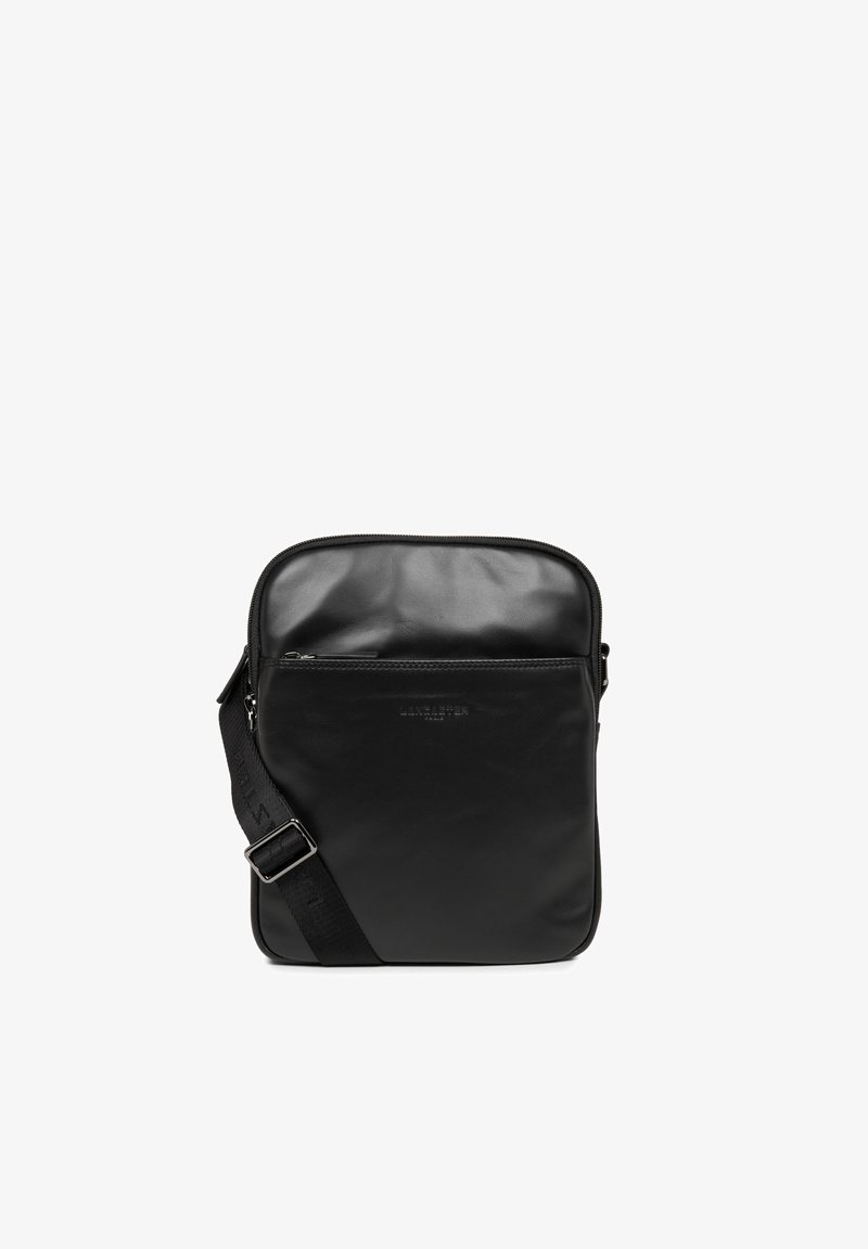 Borsa a tracolla in pelle nera con una texture liscia, forma rettangolare, tasca frontale con zip, tracolla regolabile e branding in rilievo discreto.