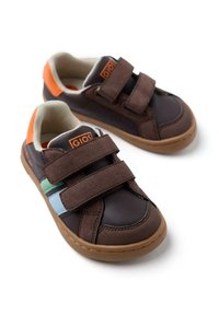 Sneakers marroni con cinturini in velcro, dettagli blu e verdi, suole in gomma, collarino imbottito e dettagli arancioni sul tallone. Progettati per comfort e supporto.