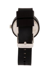 Reloj con correa de goma negra, caja redonda, hebilla plateada y diseño minimalista; el bisel no tiene marcas ni números.