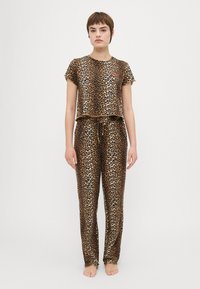 Set de pijamale din două piese cu imprimeu leopard; top cu mânecă scurtă și pantaloni lungi; material ușor și moale; bandă elastică la talie cu șnur; culori bej și maron.
