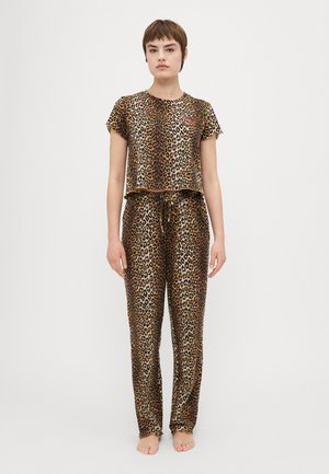 Set di pigiama a due pezzi con stampa leopardata; top a manica corta e pantaloni lunghi; tessuto leggero e morbido; vita elastica con cordino; colori sabbia e marrone.