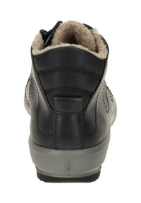 Stivale alla caviglia nero con esterno in pelle texturizzata e morbida fodera beige. Presenta un tacco nero robusto e una suola in gomma grigia.