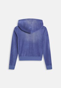 Sweat à capuche bleu à manches longues avec capuche, poignets côtelés et ourlet côtelé, présenté de dos sur un fond clair uni.