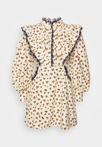 Robe mini crème à imprimé floral rouge, manches longues bouffantes, devant plissé et bordure bleue festonnée sur le col et les épaules volantées.