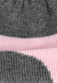 Harmaa ja vaaleanpunainen raidoitettu neulepipo, jossa on ribbitekstuuri, sisältäen kiinteän tummanharmaan osan ja pehmeän vaaleanpunaisen vyön.