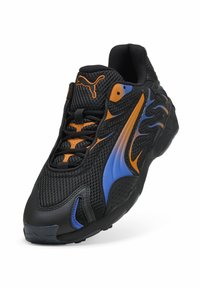 Pantof de sport negru cu parte superioară din plasă, accente portocalii și albastre, elemente de design curbate și talpă din cauciuc texturat. Dispune de un logo pe limbă.
