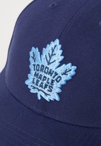 Sötétkék baseballsapka, hímzett világoskék juharlevél logóval és a középen található "TORONTO MAPLE LEAFS" szöveggel. Texturált anyag.