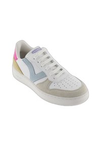 Weiße Sneaker mit hellblauen und pinken Akzenten. Aus Wildleder und Leder gefertigt, mit durchlöchtem Zehenbereich und flachen Schnürsenkeln.
